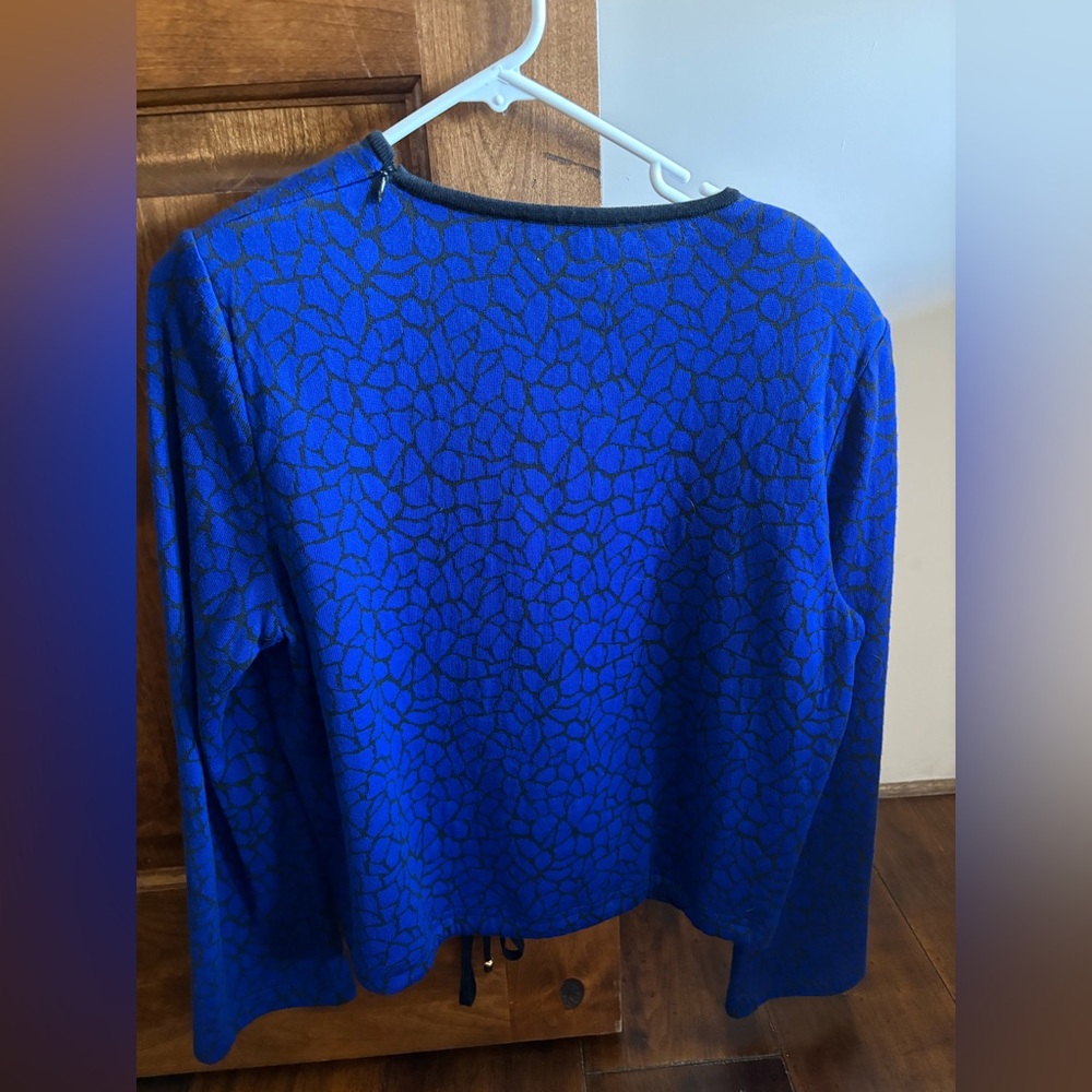 Beautiful St.John bottom cinch sweater